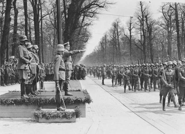 Parade ved Adolf Hitlers fødselsdag, 1936