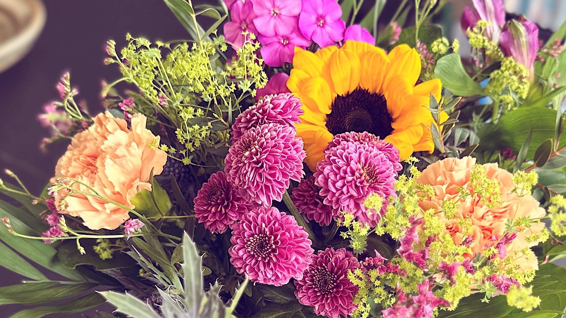 Nærbillede af en buket blomster