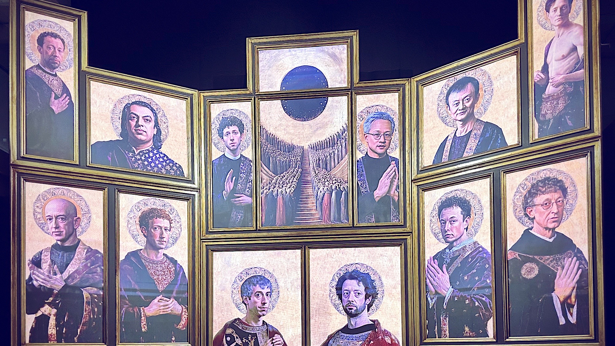 Altertavlen med deep fake animerede tech-milliardærer i scenekunstinstallationen 'The Church of Very Rich Angels'