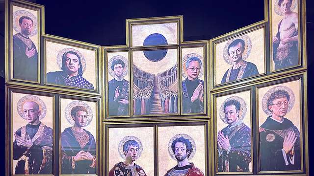 Altertavlen med deep fake animerede tech-milliardærer i scenekunstinstallationen 'The Church of Very Rich Angels'