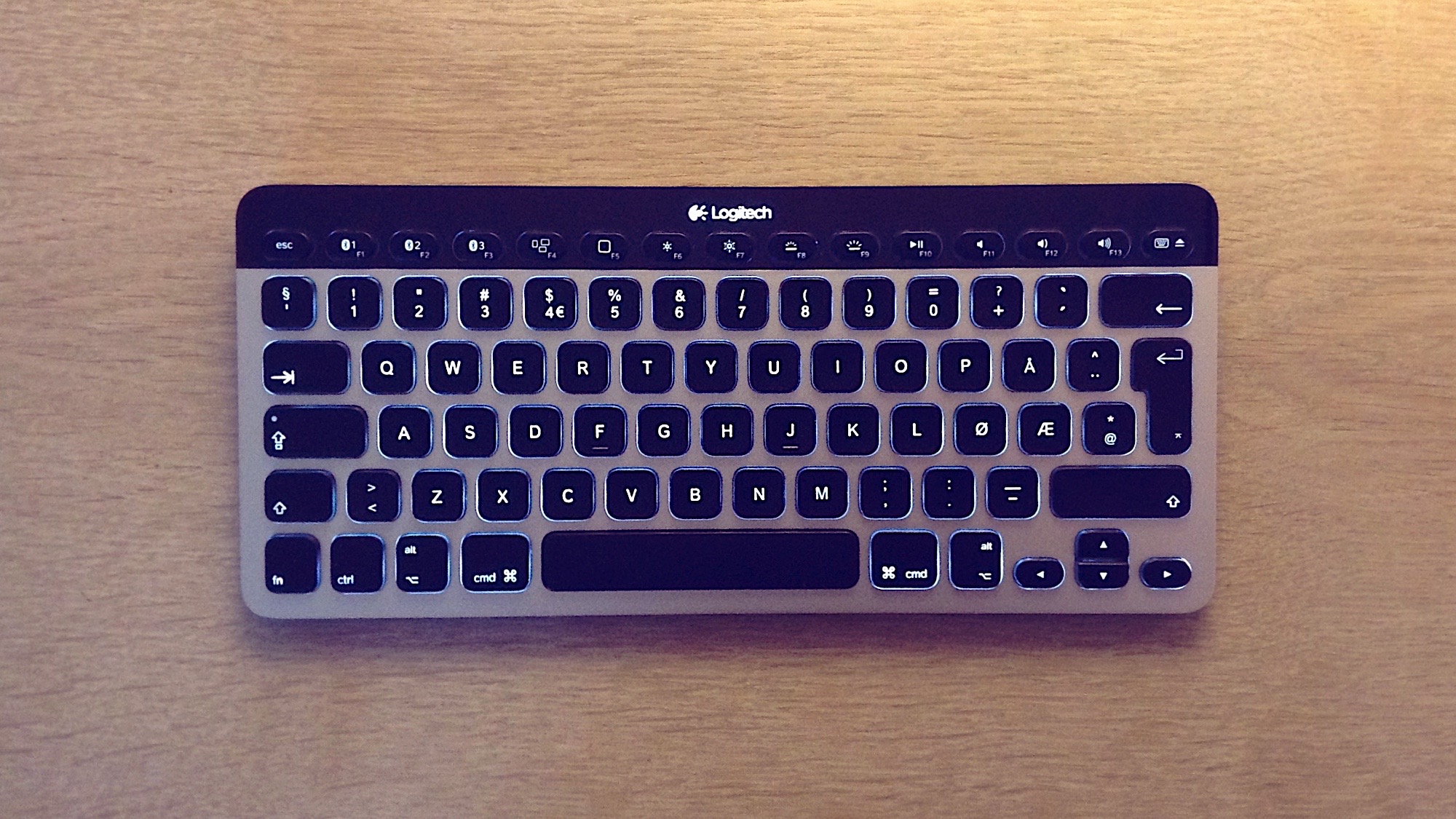 Logitech K811 tastatur med baggrundsbelyste taster